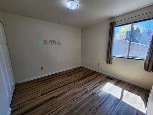Building Photo - Single family home with large back yard!