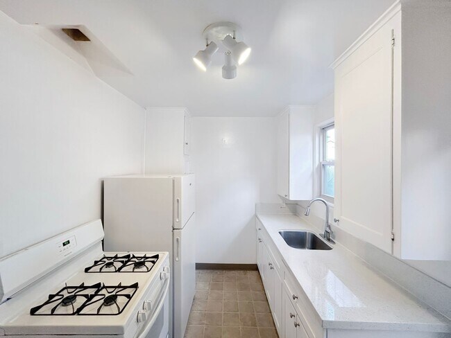 Building Photo - Renovated 1B/1BA w/ Walk-In Closet & On-Si...