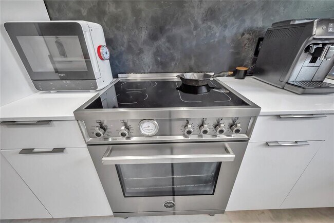 Building Photo - 224 6th Ave N