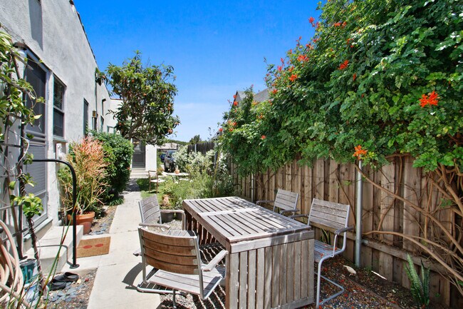 Building Photo - 2202-2206 20th St in Santa Monica!  Near Ocean Park Blvd.