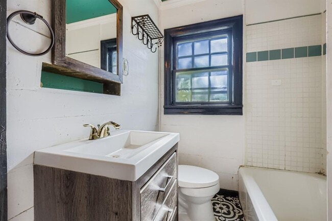 Building Photo - 1705 Kerr St