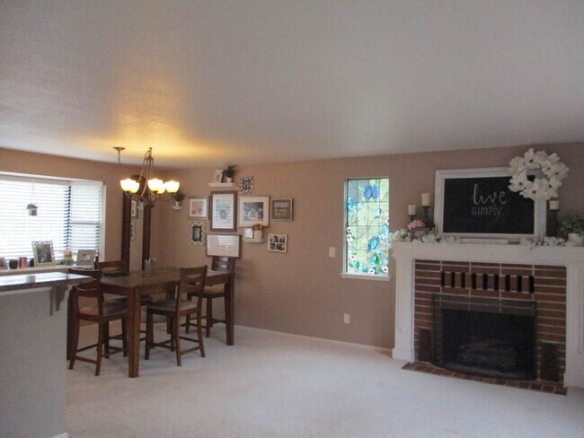 Building Photo - 3 Bedroom, 2.5 bathroom split level home in University Place