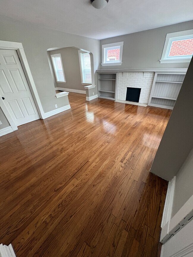 Building Photo - Christy 1