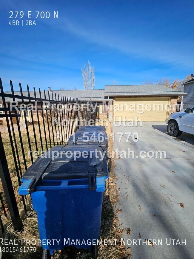 Building Photo - 4 Bedroom 2 Bath Duplex- Main Level Availa...