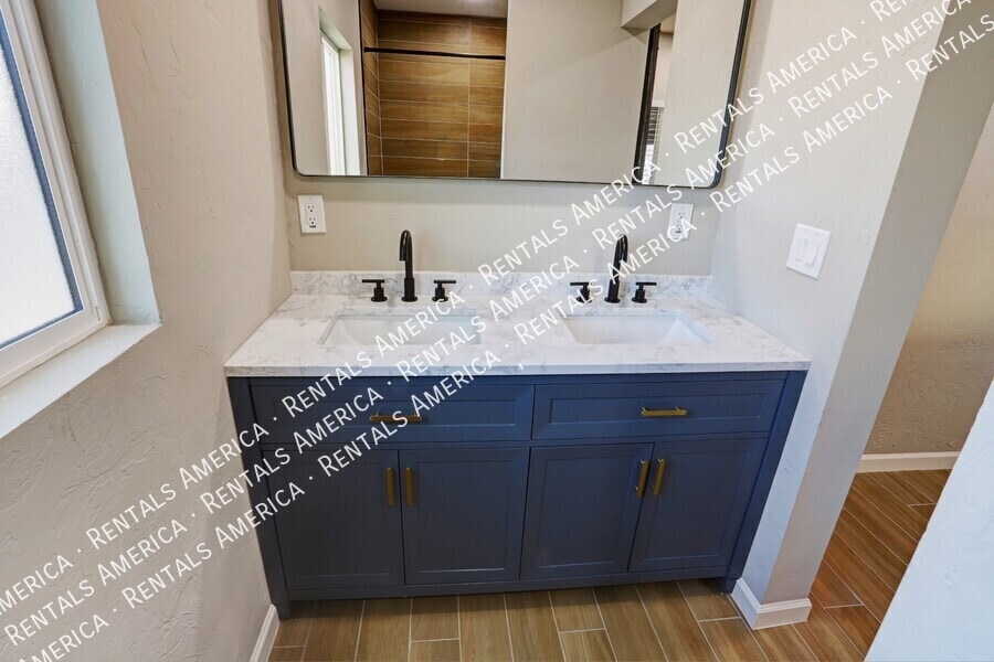 Building Photo - 4733 E 18th St