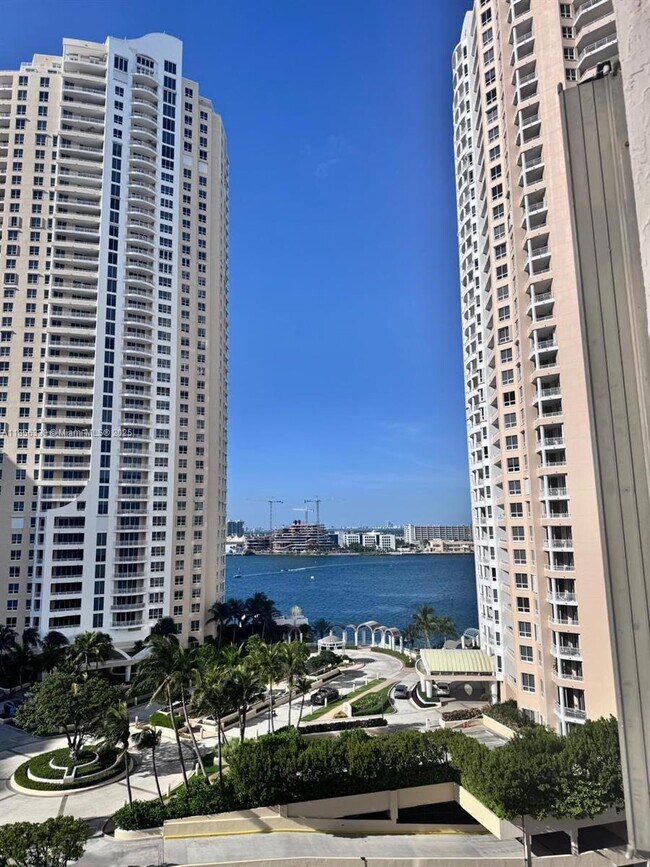 Building Photo - 540 Brickell Key Dr