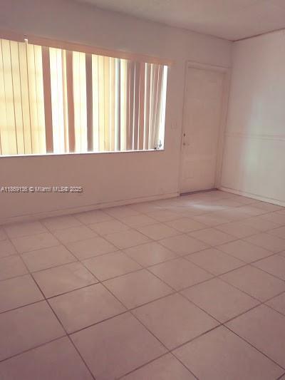 Building Photo - 10080 Twin Lakes Dr