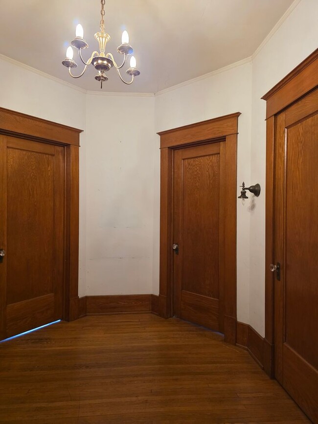 Building Photo - Large Home in Bowling Green