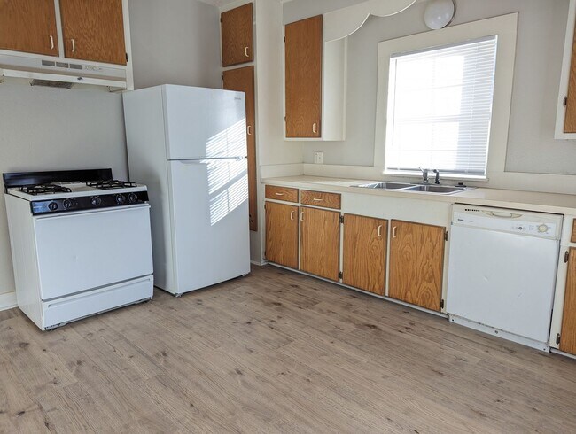 Building Photo - The Cutest 1 Bedroom on TX Side