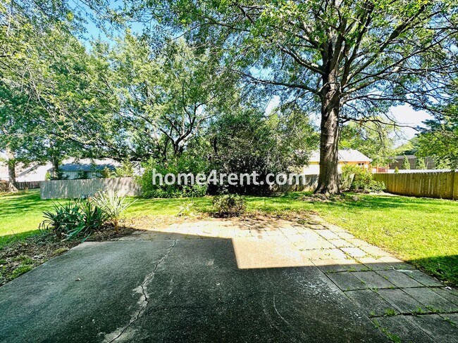 Building Photo - Beautiful Overland Park Home!