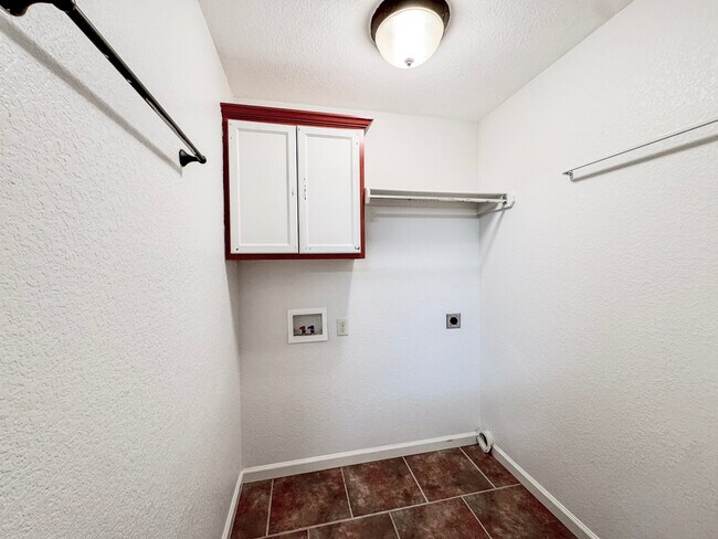 Building Photo - 36 Talladega Loop