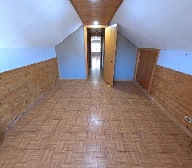 Building Photo - Exceptional single-family near UIC-DePaul University -North Park University