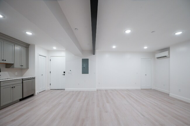 Building Photo - 126 Adelaide Ave