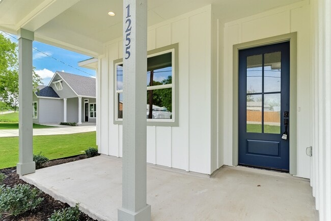 Building Photo - 1255 Pecan Valley Dr