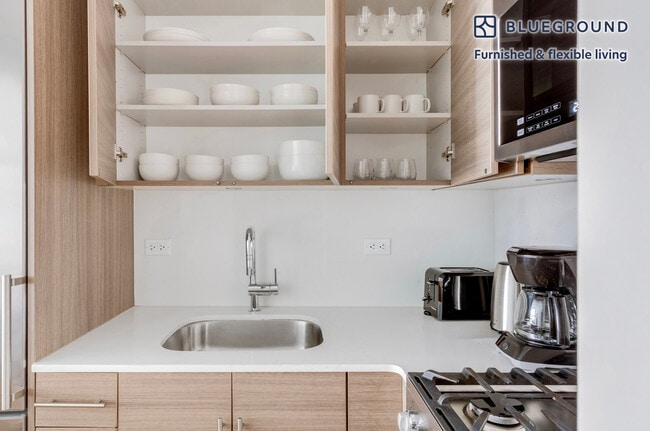 Building Photo - 340 E 51st St