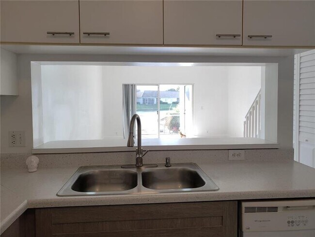 Building Photo - 4963 SW 31st Ave