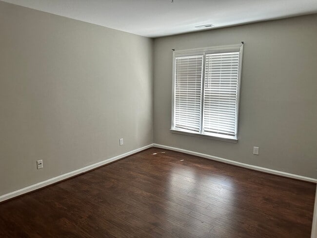 Building Photo - Adorable 2 Bedroom Condo!