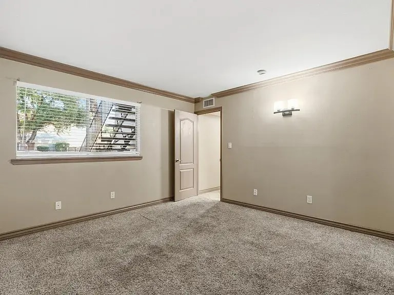 Building Photo - 7675 N 1st St