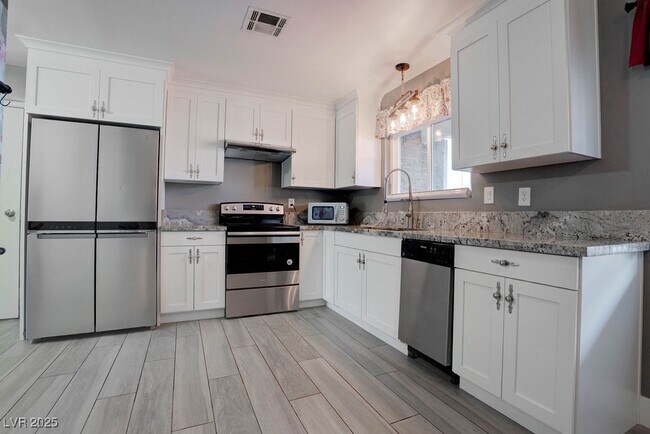 Building Photo - 908 Bonita Ave