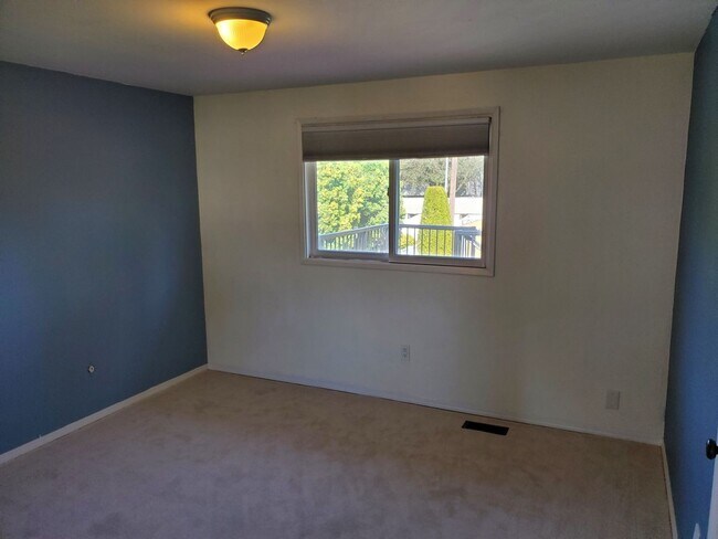 Building Photo - Versatile 4BR/2BA Split-Level South Hill H...
