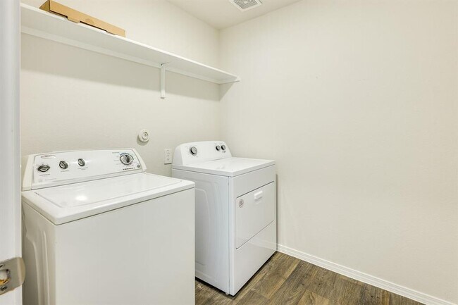 Building Photo - 307 N Richland Dr