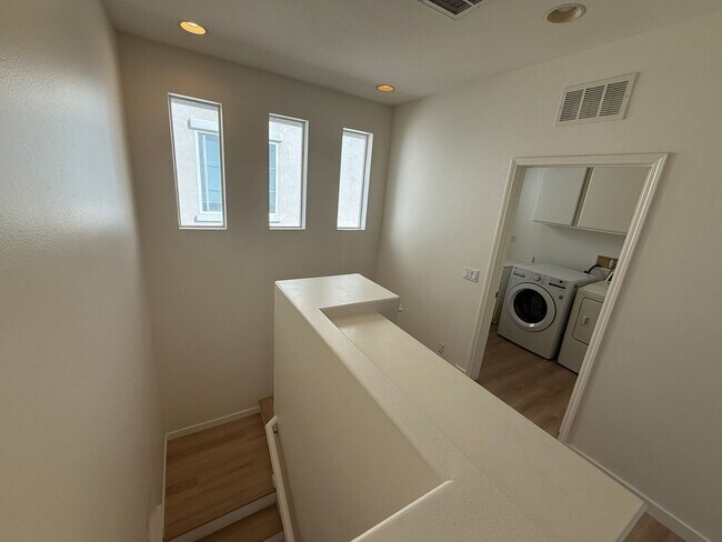 Building Photo - Andorra Community 3 Bedroom Rental Home in Valencia!