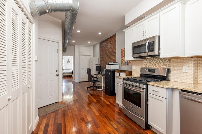 Building Photo - 96 Bowers St