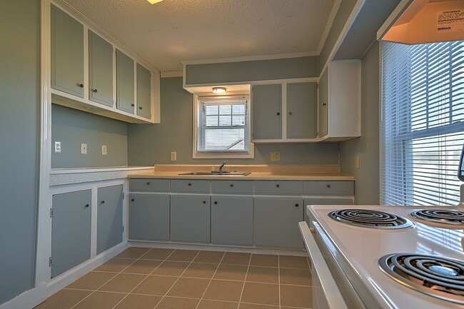 Building Photo - 1408 W College St