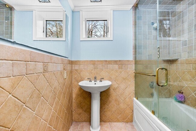 Building Photo - 328 East St