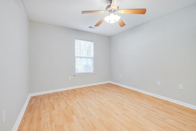 Building Photo - 3 Bedroom Springfield Home with Garage and Large Backyard