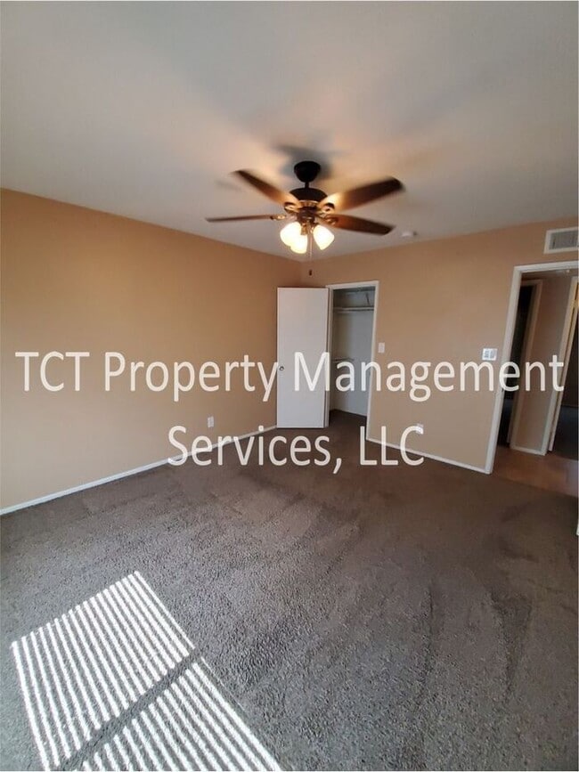 Building Photo - Charming 3 bedroom with HUGE backyard