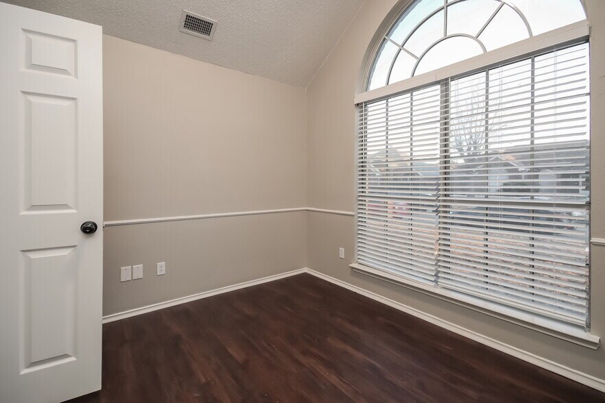 Building Photo - 2307 Stillwater Dr