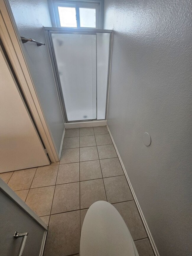 Building Photo - 4 bed 2 bath house