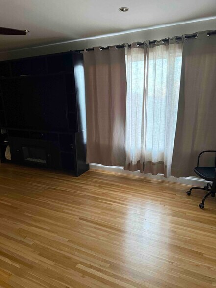 Building Photo - 251 Silleck St