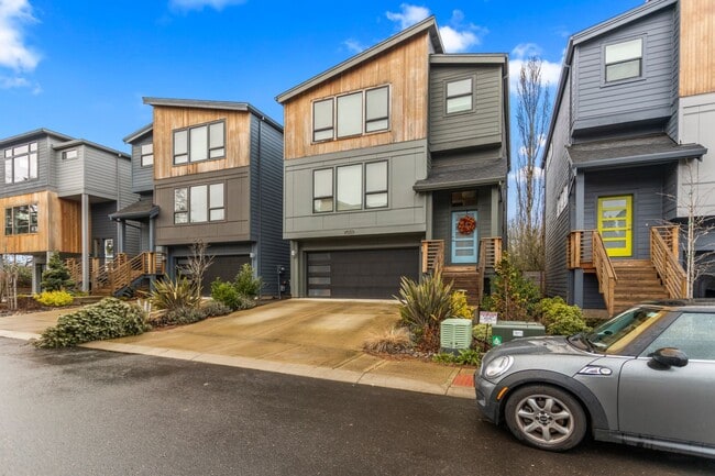 Primary Photo - Available 4BR/4BATH Modern Home near Ash C...