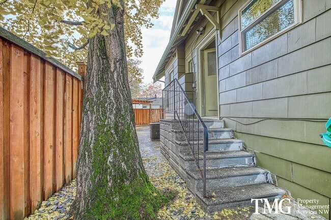 Building Photo - Stunning 4BD Craftsman in Excellent N Port...