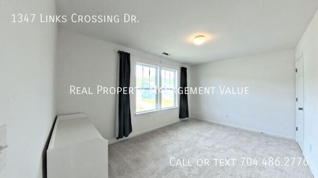 Building Photo - 1347 Links Crossing Dr