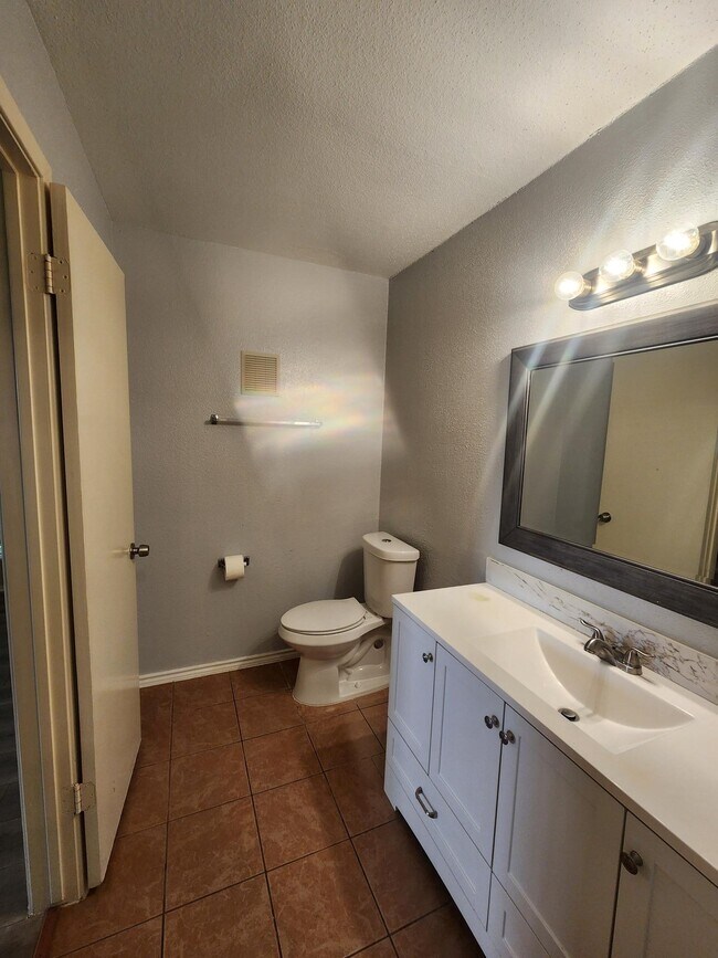 Building Photo - 5665 Birchmont Dr