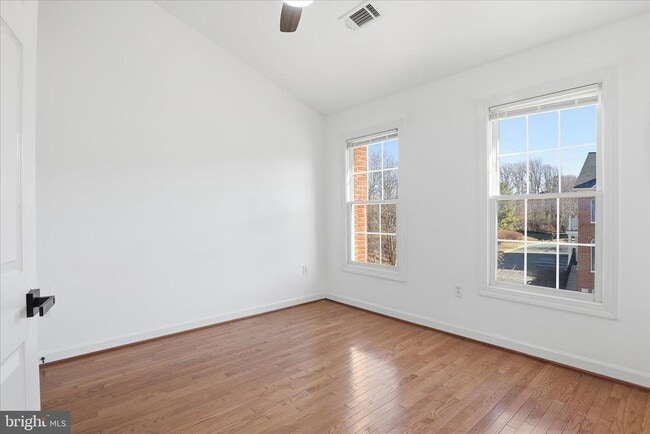 Building Photo - 4550 Fair Valley Dr