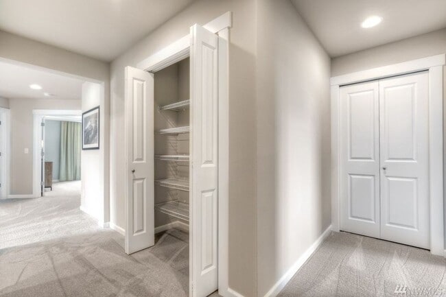 Building Photo - Beautiful 5BD/3BA home located in Rainer Ridge