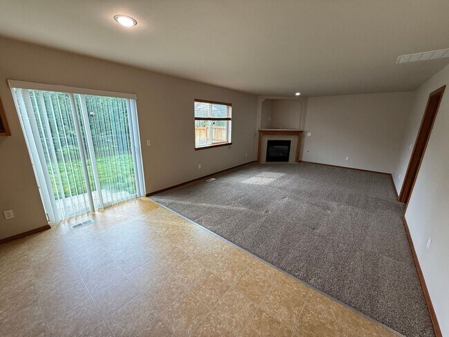 Building Photo - Beautiful 4 Bedroom in the Hidden Lake Community!