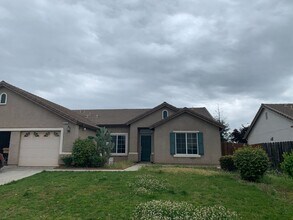 Building Photo - Perfect 4 bedroom, single level Clovis hom...
