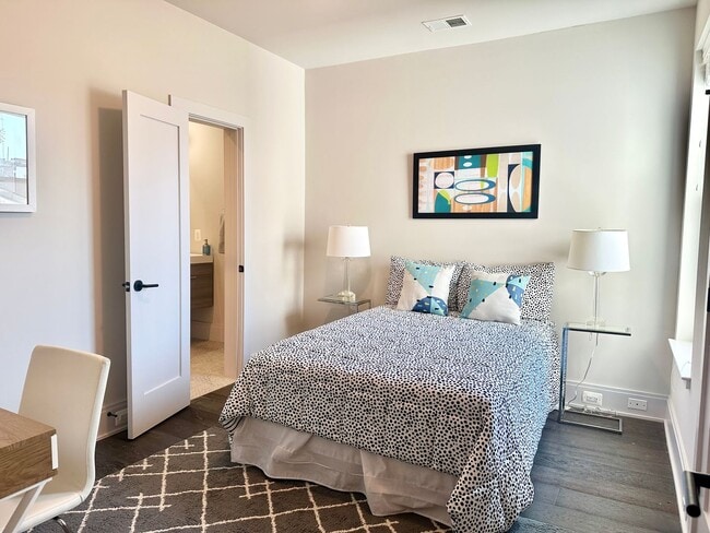 Building Photo - 2 Bedroom 2.5 Bathroom Penthouse with Park...