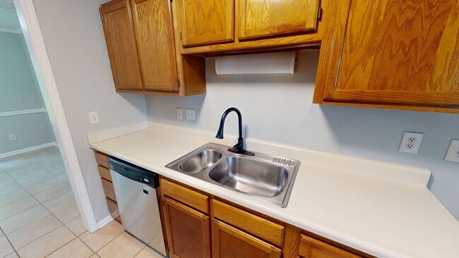 Building Photo - Charming 3 bedroom / 2 bathroom home with large fenced backyard near shopping & Fort Bragg!