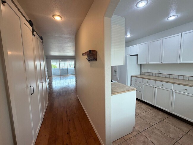 Building Photo - Now renting 2 bedroom 2 bathroom Condo