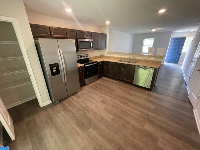 Building Photo - 2BD 2BA Townhome