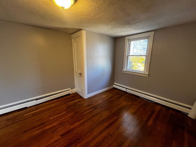 Building Photo - Charming 2 Bedroom Home