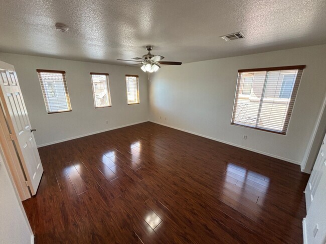 Building Photo - Beautiful 5Bed/2.5Bath/2Car home located near Seven Hills