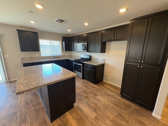 Building Photo - NW Visalia Home Available Now!