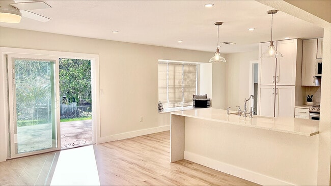 Building Photo - 513 Santa Clara Rd